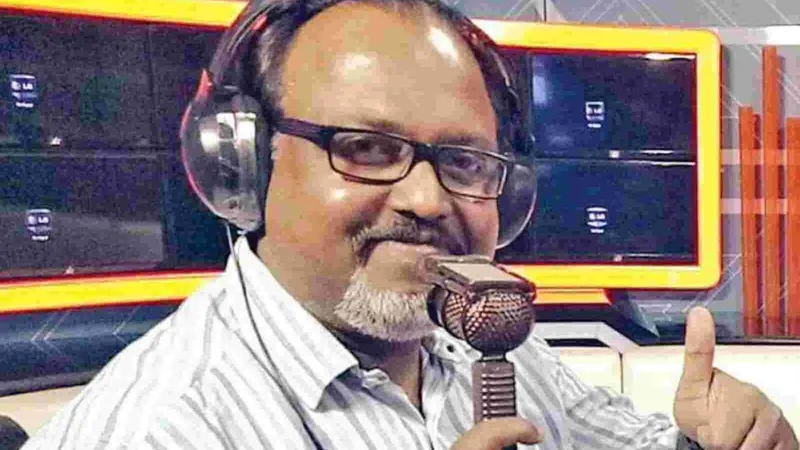 'Kiss on the foot' act puts football commentator in trouble in Kerala