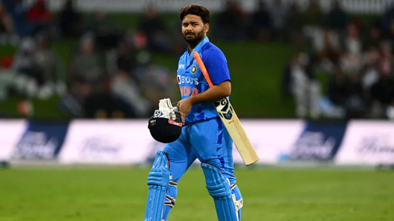 rishabh pant car accident: ऋषभ पंत को देखने के लिए लंदन से लौटी उनकी बहन साक्षी, सामने आई तस्वीर rishabh pant car accident: ऋषभ पंत को देखने के लिए लंदन से लौटी उनकी बहन साक्षी, सामने आई तस्वीर