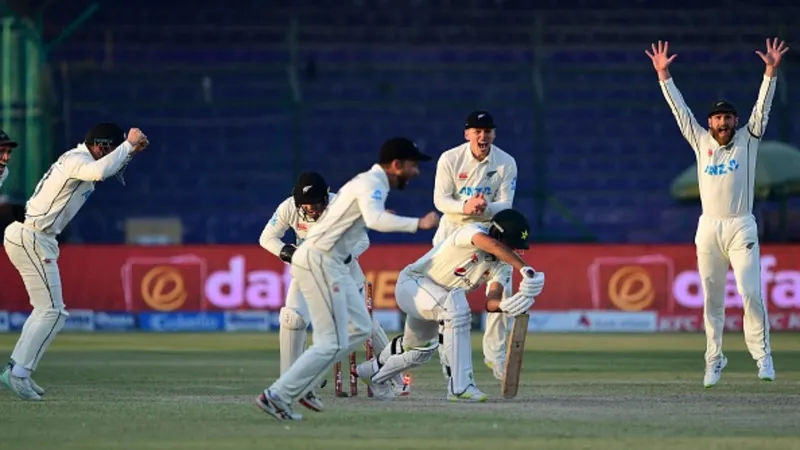 pak vs nz: न्यूजीलैंड ने पाकिस्तान को फंसाया, 319 का लक्ष्य देकर चटकाए 2 विकेट, बाबर की टीम पर हार का खतरा