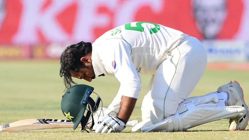 pak vs nz: 3 साल बाद टेस्ट में वापसी करने वाले सरफराज अहमद ने ठोका शतक, 8 साल का सूखा खत्म, ऐसा करने वाले बने तीसरे पाकिस्तानी बल्लेबाज