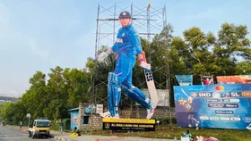 Ind vs SL : केरल के फैंस ने लगाया महेंद्र सिंह धोनी का 50 फीट का कटआउट, वायरल हुई तस्वीर 