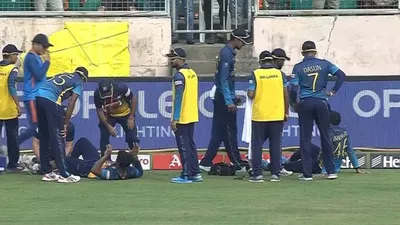 ind vs sl मैच में बड़ा हादसा, कोहली का चौका रोकने की कोशिश में भिड़े श्रीलंकाई खिलाड़ी, स्‍ट्रेचर पर ले जाना पड़ा मैदान से बाहर