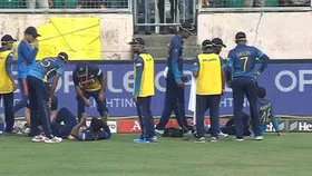 ind vs sl मैच में बड़ा हादसा, कोहली का चौका रोकने की कोशिश में भिड़े श्रीलंकाई खिलाड़ी, स्‍ट्रेचर पर ले जाना पड़ा मैदान से बाहर