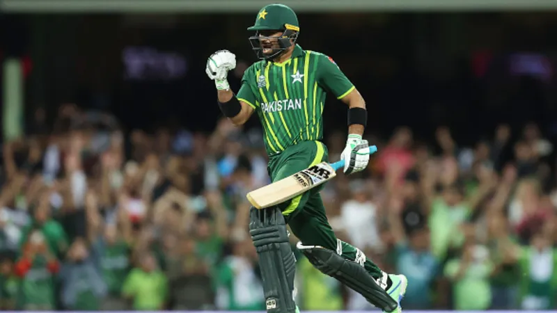 पाकिस्तानी बल्लेबाज ने बांग्लादेश में काटा बवाल, 45 गेंद में ठोका शतक व 192 रन की साझेदारी से दिलाई जीत
