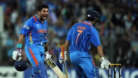युवराज vs धोनी पर पूर्व श्रीलंकाई कप्तान का बड़ा बयान, कहा- 'जब जरूरत थी तब सिक्सर किंग दबाव नहीं झेल पाए'