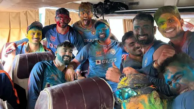 INDvsAUS: टीम इंडिया ने अहमदाबाद में मनाई होली, आखिरी टेस्ट से पहले रंगे-पुते दिखे रोहित-कोहली, सामने आईं Photos