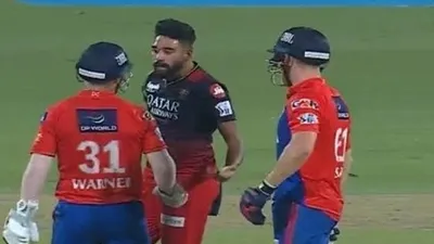DC vs RCB में भिड़े मोहम्मद सिराज और फिल सॉल्ट, दिल्ली के खिलाड़ी ने छक्के-चौके बरसाए तो आरसीबी के बॉलर को आया गुस्सा, देखिए Video