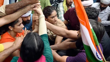 बजरंग पूनिया, विनेश फोगाट और साक्षी मलिक ने गंगा में नहीं बहाए मेडल, नरेश टिकैत को सौंपे, सरकार को 5 दिन का अल्टीमेटम