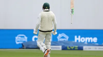 Usman Khawaja Century: टीम से निकाला गया, ताने सुने, कहा गया इंग्लैंड में रन नहीं बना सकता, अब शतक ठोककर फेंक दिया बल्ला - Usman Khawaja Century: टीम से निकाला गया, ताने सुने, कहा गया इंग्लैंड में रन नहीं बना सकता, अब शतक ठोककर फेंक दिया बल्ला