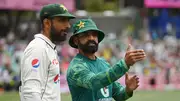 Pakistan head coach Mohammad Hafeez (right) and skipper Shan Masood talk during Day 4 of the third Test against Australia at SCG on January 6. (Getty)