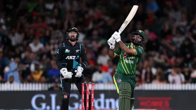 NZ vs PAK: फख़र जमां ने जड़ा करारा सिक्स, Live मैच से गेंद चुरा ले गए दर्शक, देखिए Video - NZ vs PAK: Fakhar Zaman ने जड़ा करारा सिक्स, Live मैच से गेंद चुरा ले गए दर्शक, देखिए Video