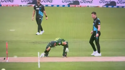 NZ vs PAK : पाकिस्तान के रिजवान का फैंस ने बनाया मजाक, बीच मैदान बिना बैट भागे तो सबकी छूटी हंसी, देखें Video  - NZ vs PAK : Pakistan के Rizwan का फैंस ने बनाया मजाक, बीच मैदान बिना बैट भागे तो सबकी छूटी हंसी, देखें Video 