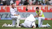 12th man Dan Lawrence during the drinks break with Tom Hartley and Ben Foakes (Getty Images)