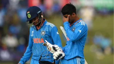 IND vs AUS U19 WC Final: याद रखना, हारेंगे पर...रन चेज के दौरान भारतीय खिलाड़ियों के बीच हुई ये बात वर्ल्ड कप हार का दुख कम कर देगी, VIDEO - ind vs aus u19 world cup final yaad rakh haarenge par sikh kar jayenge indian players mid pitch talk 