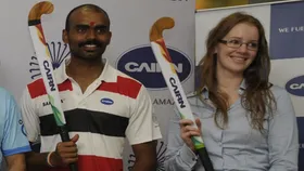 भारत के स्‍टार गोलकीपर श्रीजेश और एलेना नॉर्मन (दाएं)