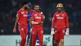 IPL 2023 सीजन के दौरान टीम के खिलाड़ियों संग शिखर धवन 