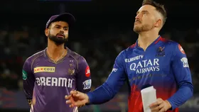 RCB vs KKR मैच के दौरान श्रेयस अय्यर और फाफ डू प्लेसी 