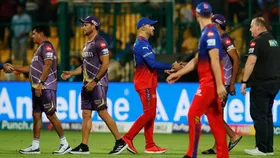 RCB vs KKR मैच के बाद एक दूसरे से हाथ मिलाते दोनों टीमों के खिलाड़ी 