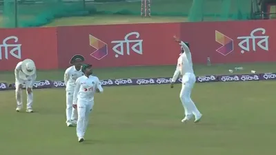 BAN vs SL: एक गेंद को पकड़ने के लिए 5 बांग्लादेशी फील्डर्स में लगी रेस, देखिए लोटपोट करने वाला Video