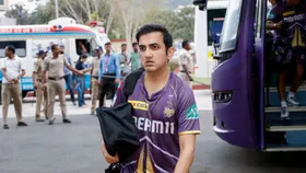 DC vs KKR मैच से पहले मैदान को जाते गौतम गंभीर (फोटो क्रेडिट - आईपीएल वेबसाइट)