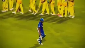 रोहित शर्मा MI vs CSK मैच के बाद अकेले पवेलियन गए.