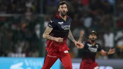 KKR vs RCB : केकेआर से हार के बाद RCB के खिलाड़ी प्रेस कांफ्रेंस से पहले भागे होटल, रीस टॉप्ली ने कहा - मुझे अकेले छोड़कर... - KKR vs RCB virat kohli team lost after kkr then soon return to hotel before press confrence and left team mate alone know matter 