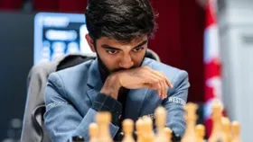 शतरंज के मैच के दौरान डी. गुकेश (फोटो क्रेडिट - X/@chesscom_in)