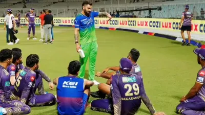 Virat Kohli Video : रिंकू सिंह सहित KKR के युवा प्लेयर्स ने कोहली को घेरा, जमीन पर बैठकर लिए 'विराट' टिप्स, दिल जीत लेगा ये Video  - KKR vs RCB Virat kohli gave tips to rinku singh and another kkr player after lost of rcb watch video ipl 2024