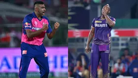 आईपीएल 2024 के एक मैच के दौरान अश्विन और दूसरी तरफ केकेआर के आंद्रे रसेल 