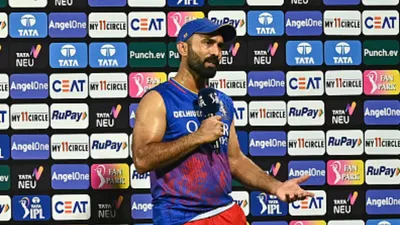 Dinesh Karthik smiles when rcb lost 6 wicket in 25 runs says i thought would not be batting RCB vs GT IPL 2024