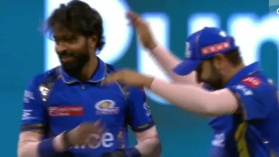 hardik pandya took third wicket rohit sharma celebrates with him watch video MI vs SRH Watch Video