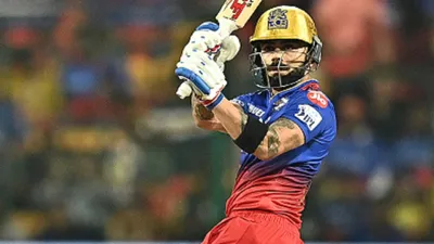 Virat Kohli, RCB vs CSK: विराट कोहली का 'हवाई फायर', चिन्‍नास्‍वामी स्‍टेडियम की छत से टकराई गेंद, लंबे छक्‍के के साथ वर्ल्‍ड रिकॉर्ड बनाया - Virat Kohli 98 Meters Six hit roof Chinnaswamy 3000 ipl runs at a venue world record rcb vs csk 