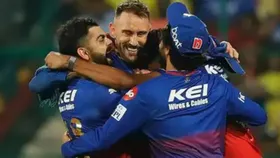 RCB vs CSK मैच में जीत के बाद साथी खिलाड़ियों संग कप्तान फाफ डुप्लेसी