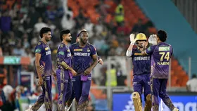 KKR vs SRH मैच के दौरान साथी खिलाड़ियों संग विकेटकीपर रहमनुल्लाह गुरबाज