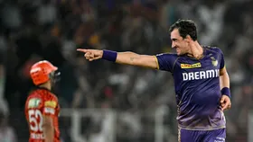 KKR vs SRH मैच में विकेट लेने के बाद मिचेल स्टार्क 