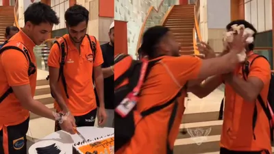 SRH Dressing Room : शाहबाज अहमद और अभिषेक शर्मा को मिली स्पेशल रिस्पेक्ट, दोनों ने मिलकर काटा केक और फाइनल के लिए भरी हुंकार, Video हुआ वायरल  - SRH vs RR pat cummins team hyderabad Dressing Room video goes viral shahbaz ahmed abhishek sharma cut victory cake IPL 2024 Final