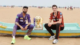 KKR vs SRH Final से पहले फोटो शूट के दौरान श्रेयस अय्यर और पैट कमिंस (फोटो क्रेडिट - आईपीएल एक्स हैंडल)