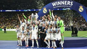 UEFA Champions League ट्रॉफी के साथ रियल मैड्रिड की टीम 