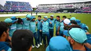 Gary Kirsten talking to Pakistan players in New York (Getty Images)