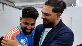 मोहम्‍मद सिराज को बेस्‍ट फील्‍डर का मेडल देते युवराज सिंह (PC: BCCI )