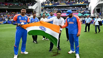 IND vs SA Final : हार्दिक पंड्या ने हजारों लोगों के सामने रोहित शर्मा को किया इशारा- मुंह बंद करो और ट्रॉफी उठाओ - Hardik pandya signals to his captain rohit sharma to shut up and come and lift t20 world cup 2024 trophy