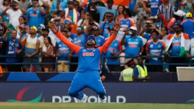 'मैच खत्‍म नहीं हुआ है', T20 World Cup निकलता देख रोहित शर्मा बने 'बाहुबली', हार मान चुके खिलाड़ियों में आखिरी पल ऐसे भरा जोश - match khatam nahi hua hai when Rohit sharma told axar patel in t20 world cup final 2024 vs south africa