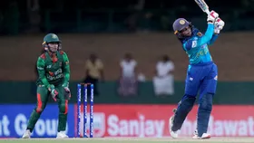 SL vs BAN मैच में शॉट खेलती श्रीलंका की सलामी बैटर विशमी गुणरत्ने