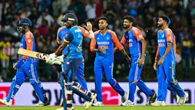 IND vs SL मैच में विकेट लेने के बाद खुश कप्तान सूर्यकुमार यादव 