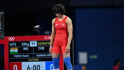 Vinesh Phogat : विनेश फोगाट के डिस्‍क्‍वालीफाई होने पर भड़के सुनील गावस्कर, कहा - इसका कड़ा विरोध... - Paris Olympic 2024 sunil gavaskar angry on vinesh phogat exit from his final round 