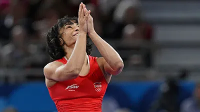 Vinesh Phogat Retirement: 'मां मैं हार गई, हिम्‍मत टूट चुकी है, माफ करना', विनेश फोगाट के वो 32 शब्‍द, जो हर भारतीय का दिल छलनी कर देगा - Vinesh Phogat Retirement emotional post after paris Olympics heartbreak