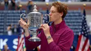 Jannik Sinner kisses the US Open trophy (Getty Images)